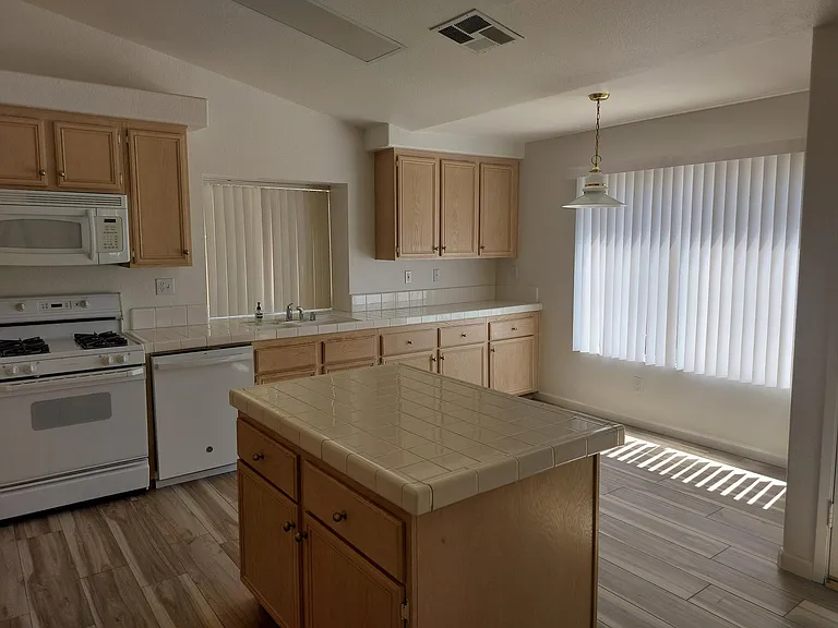 79315 Desert Wind Ct — Photo 8