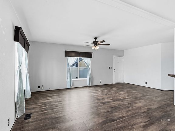 3rd image of 2219 Larkspur St