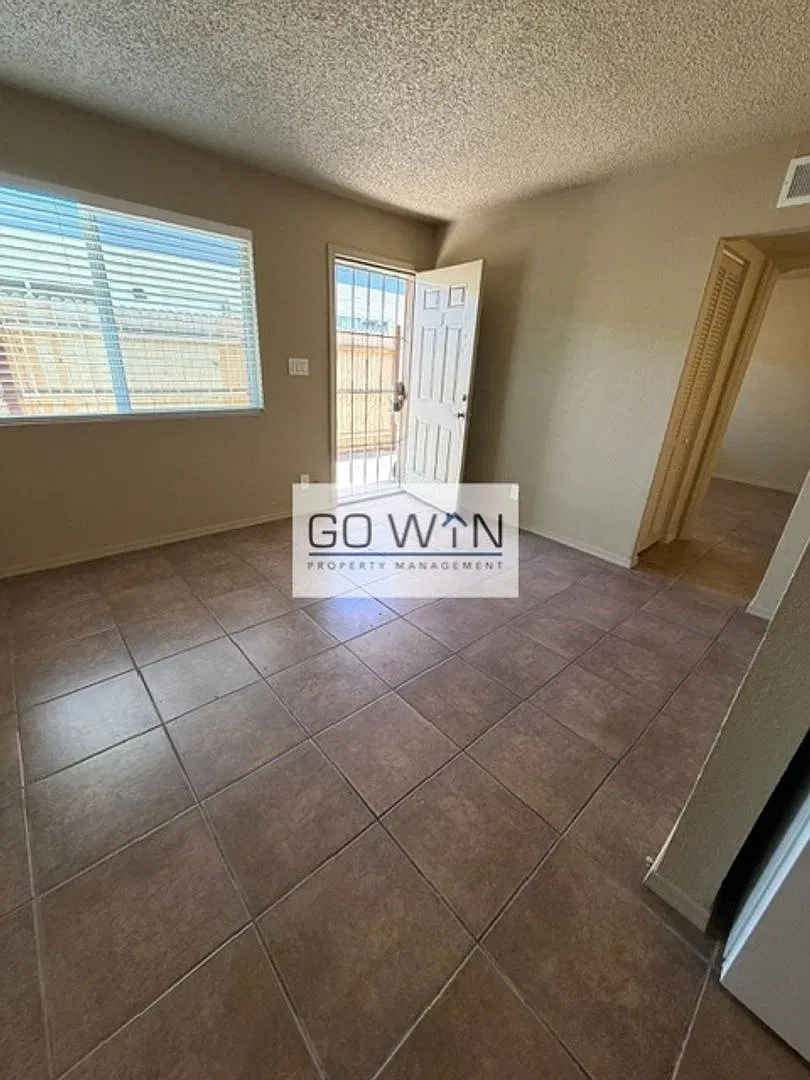 6637 W Myrtle Ave — Photo 4