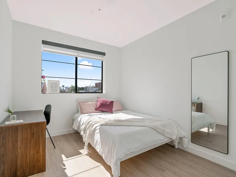 426 N Alexandria Ave — Photo 8
