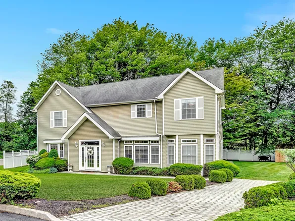 8 Mary Ct, Mahwah, NJ 07430