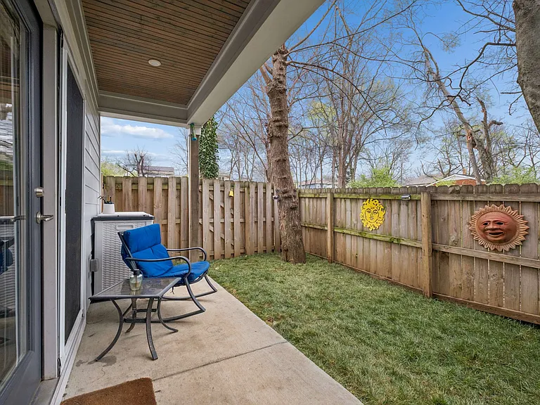 1125 Chester Ave #11 — Photo 34