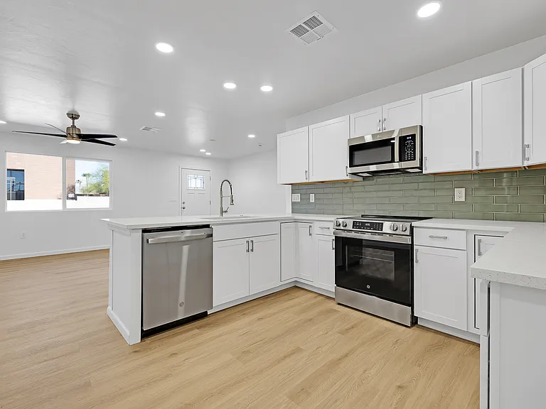 948 E Waverly St #B — Photo 12
