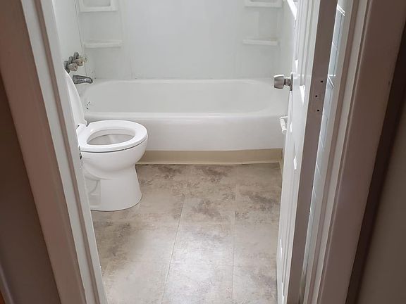 5th image of 1256 Roslyn Ave