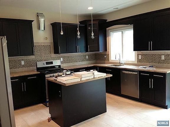 4th image of 427 Lawton Ave #B