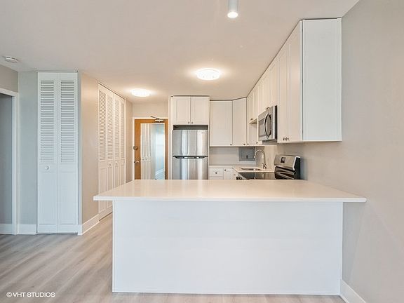 5th image of 555 W Cornelia Ave APT 1703