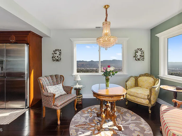 1234 E Tujunga Ave — Photo 17