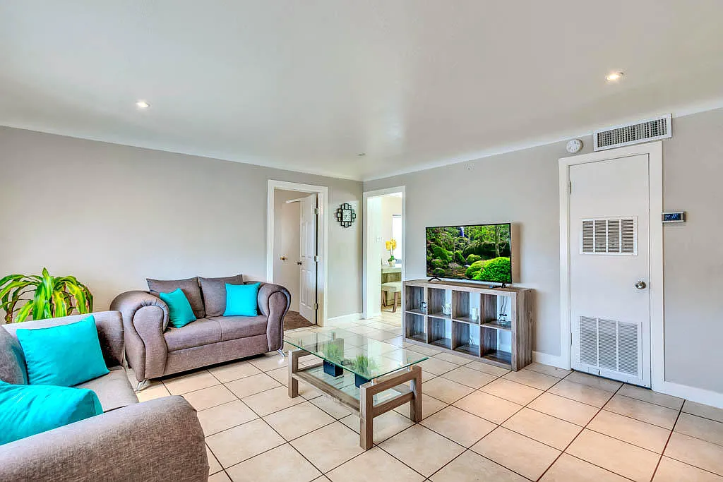 3 bed, 1.0 bath, 1151 sqft, $1,350 — Photo 2