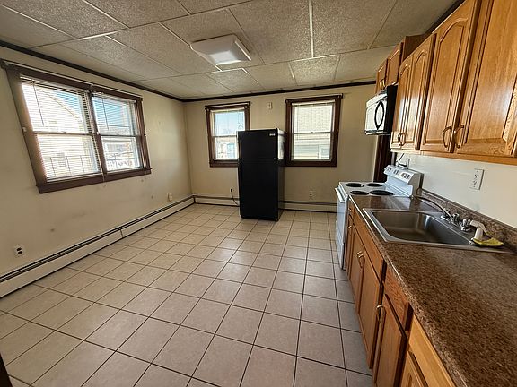 Spacious & bright kitchen