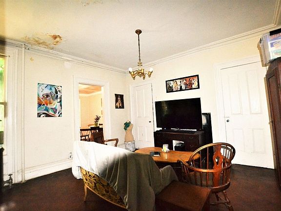 4th image of 105 Clermont Ave