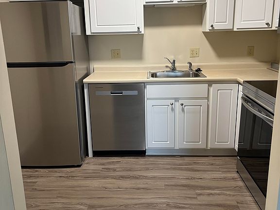 4th image of 15 Lovell Street #25