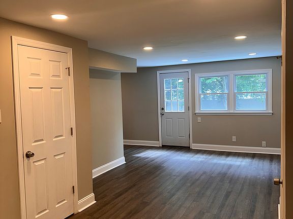 3rd image of 422 Howard Rd