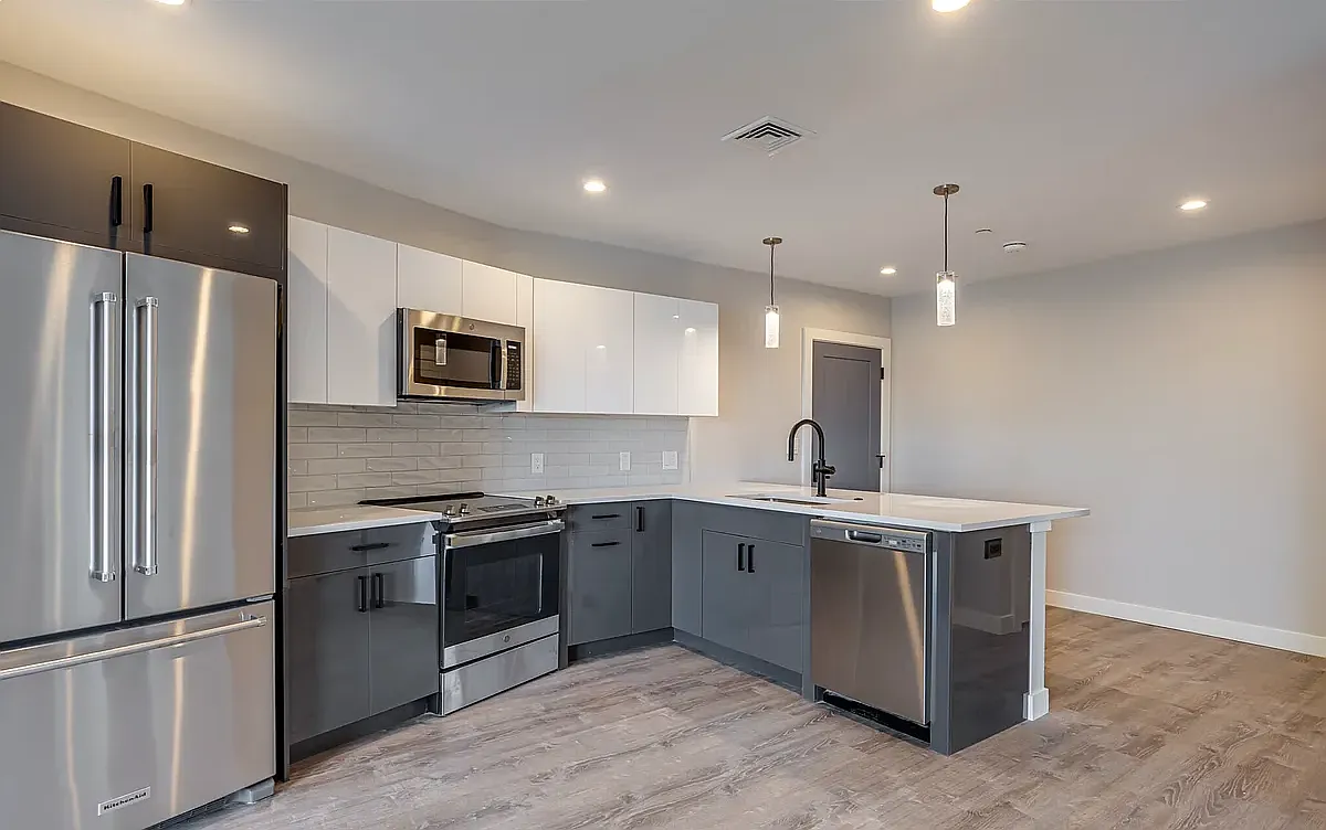 125 Warren Apartments — Photo 2