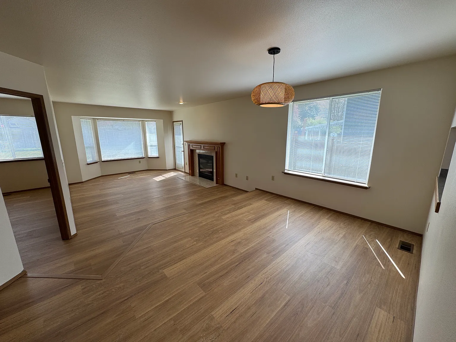 3 bed, 1338 sqft, $2,895 — Photo 4