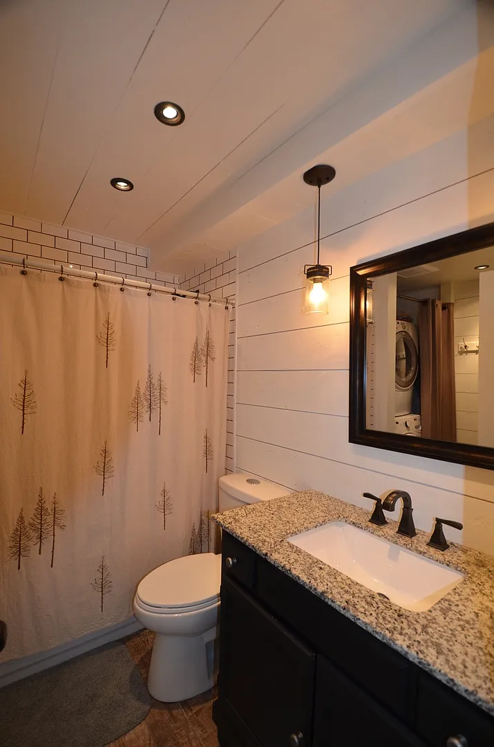 Updated Unit! Great Views! Year lease! — Photo 3