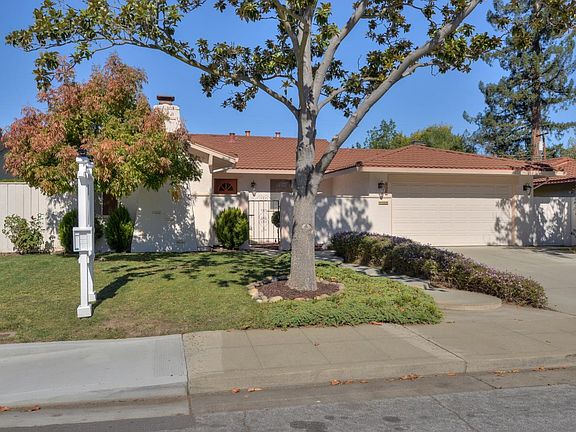 2nd image of 825 Iris Ave
