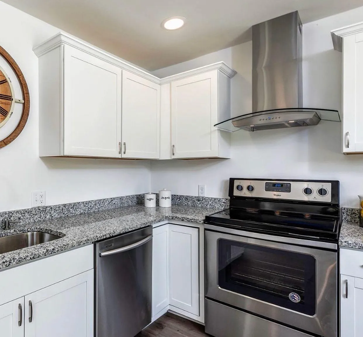431 Sarah Dr — Photo 4