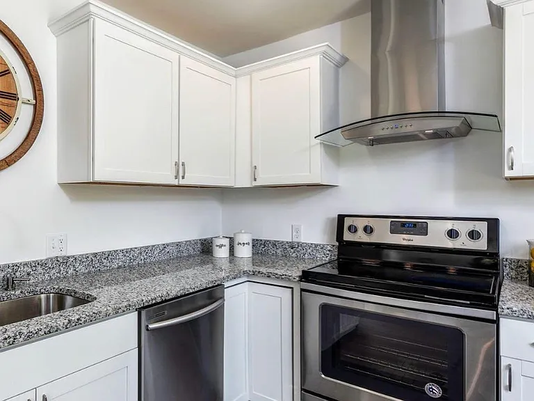 431 Sarah Dr — Photo 4