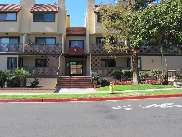 221 N Cedar St — Photo 2