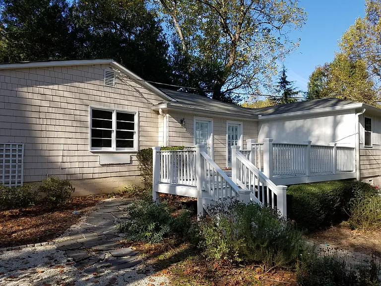 1233 Goodwin Rd NE — Photo 6