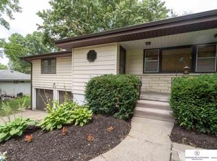 8410 Pratt St, Omaha, NE 68134