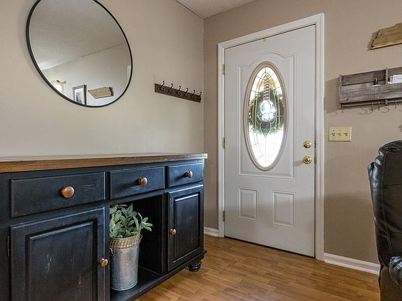 3rd image of 922 Carrie Ln