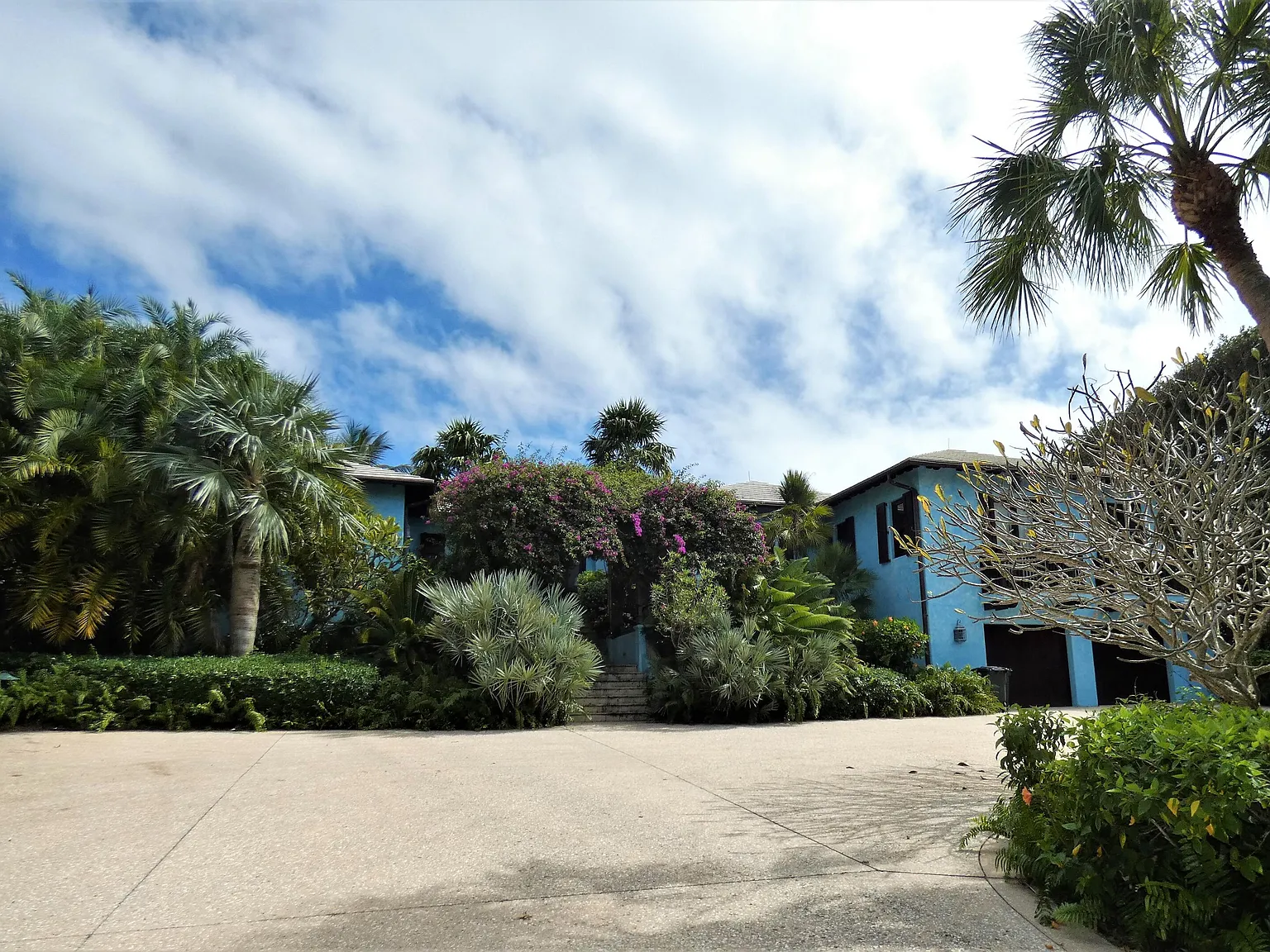 5 bed, 6.5 bath, 4931 sqft, $70,000 — Photo 2