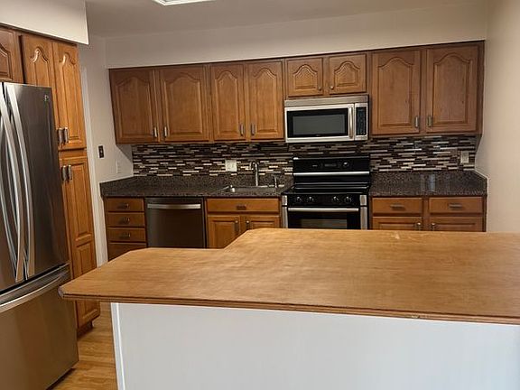 3rd image of 6718 Chestnut Oak Ln