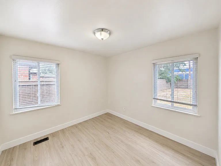 2218 N Newport St — Photo 9