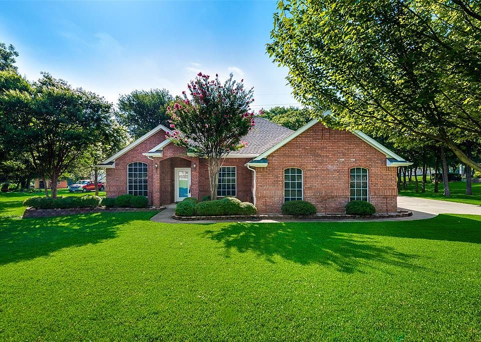 1st image of 216 Lakeside Oaks Cir