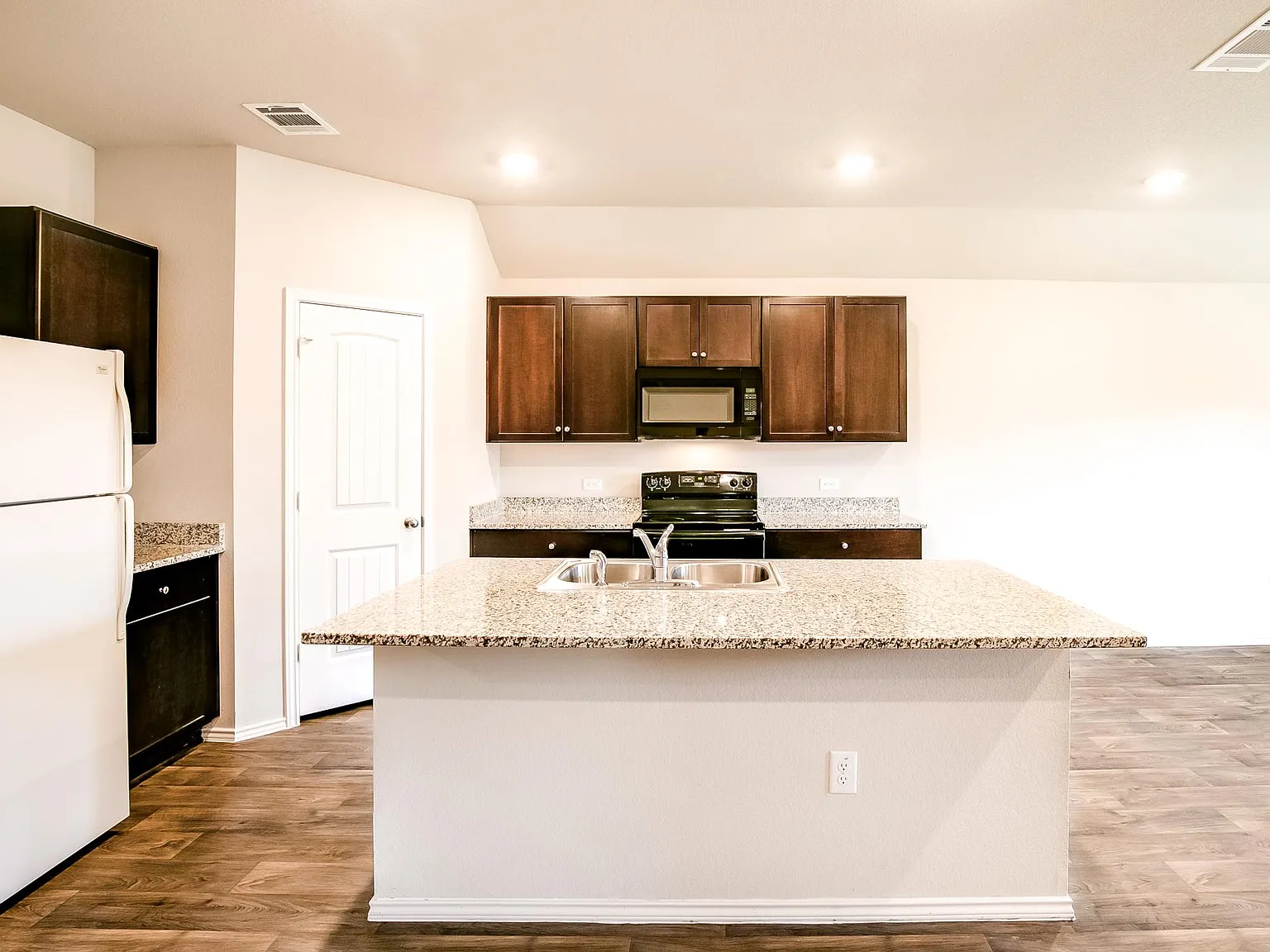 4 bed, 1832 sqft, $2,000 — Photo 3