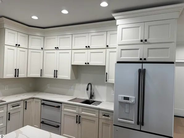 766 N Waypoint Cir, Suttons Bay, MI 49682