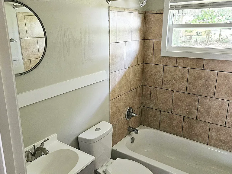 324 Rogers St — Photo 7