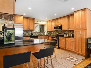 18319 Collins St APT 8, Tarzana, CA 91356