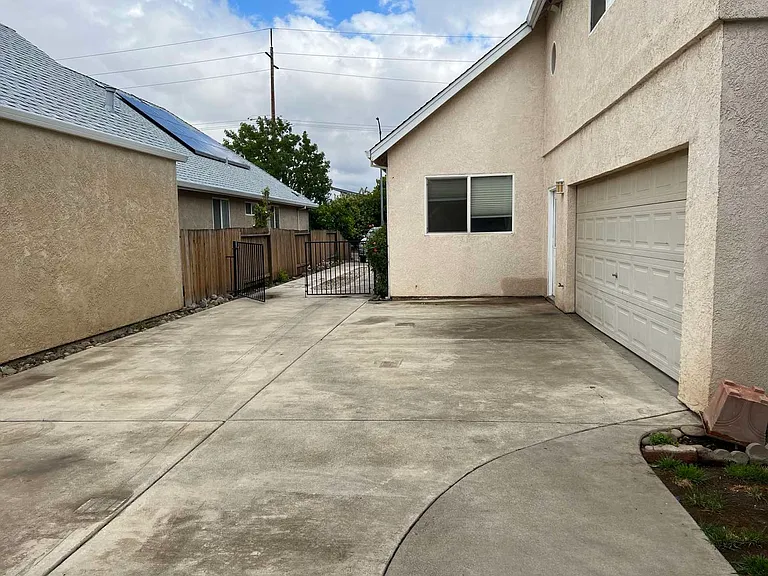 1862 Bedford Dr — Photo 2