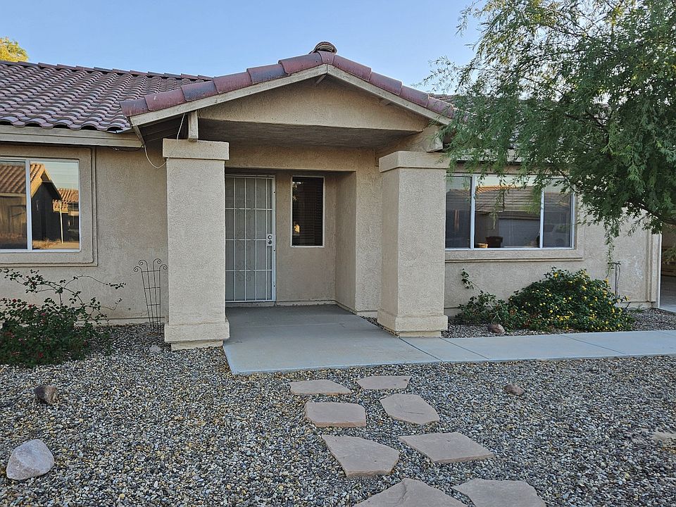 Front landscaping entirely redone May 2022. Tenant is not responsible for landscape maintenance!