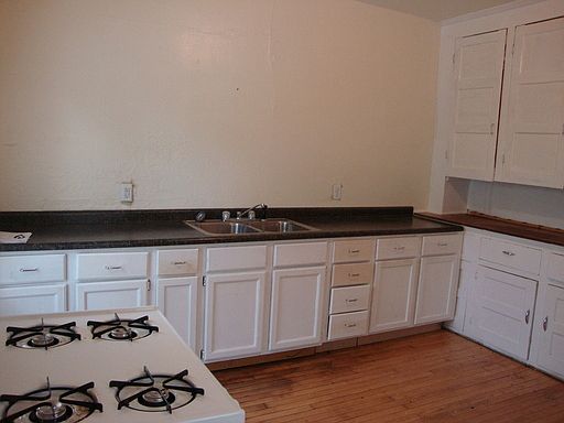 4th image of 1120 W Court St