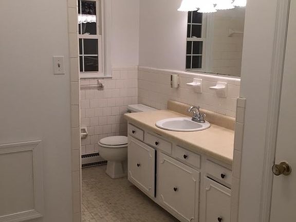 Upstairs Bathroom 