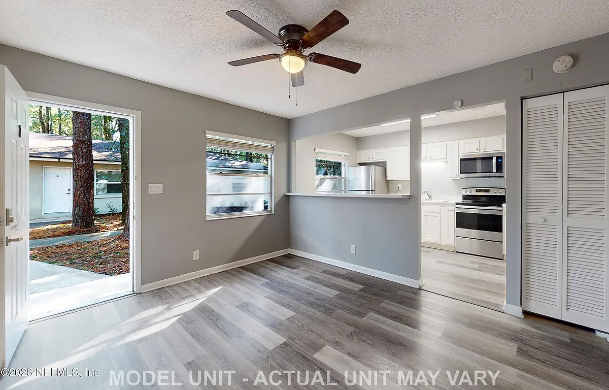 Photo 2 of 19 - 5424 101st St #3 - Jacksonville, FL Building Photo - 5424 101st St #3