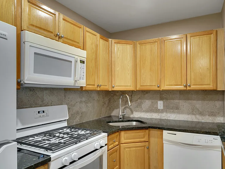 25 Market St #C7 — Photo 9