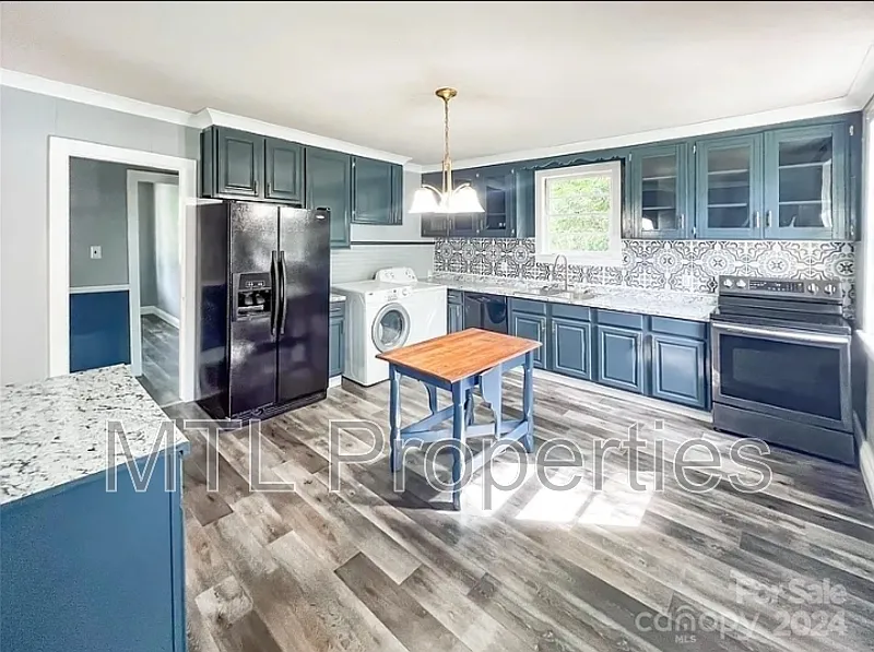 3 bed, 1.0 bath, 1063 sqft, $1,300 — Photo 4