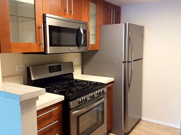 4th image of 1105 Royal Street George Dr #105
