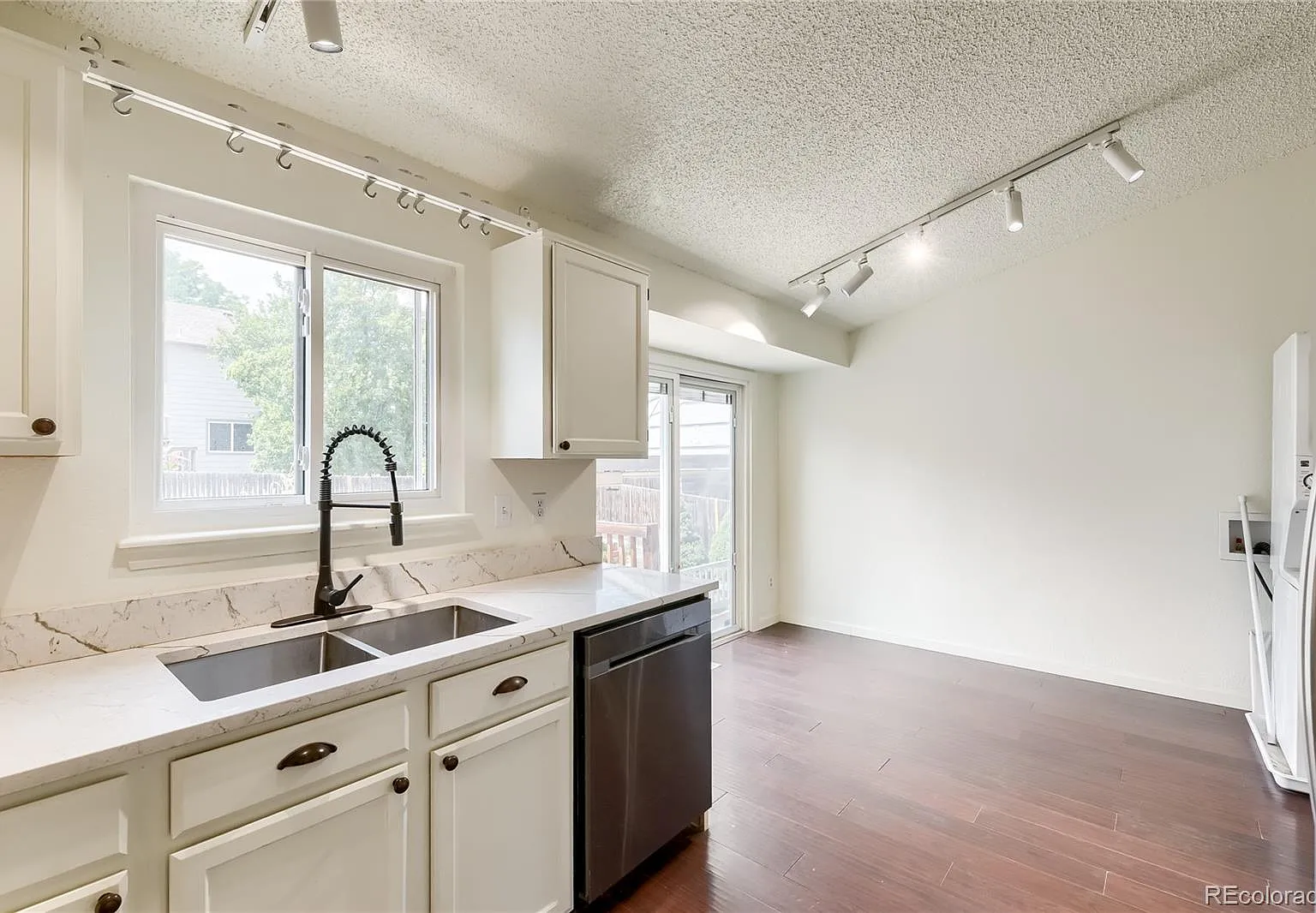 4 bed, 3.0 bath, 2200 sqft, $3,425 — Photo 3