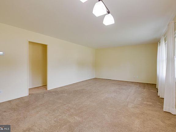 5th image of 919 Lindellen Ave