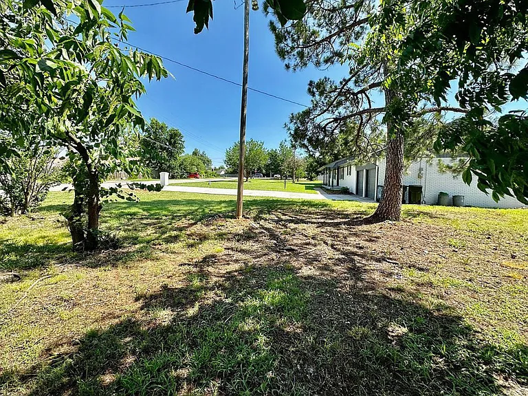 3215 Oakwood Dr — Photo 2