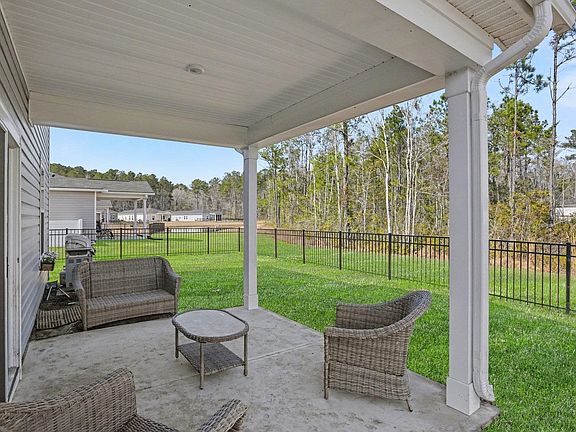 5th image of 224 Saddle St