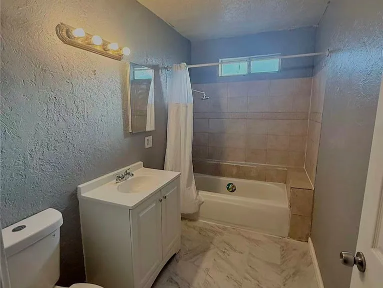 1045 Locust St — Photo 15