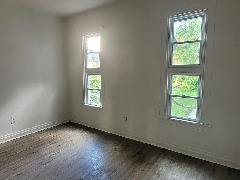 150 Comrie Ave — Photo 2