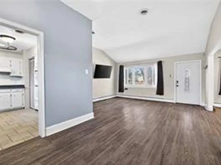 803 Townsend Ct — Photo 4
