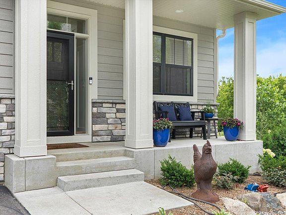 3rd image of 16377 Glory Ln